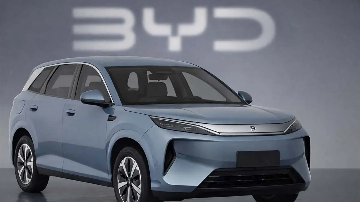 Imagen del nuevo BYD ATTO 3, SUV el&eacute;ctrico en color azul, preparado para su llegada al mercado.