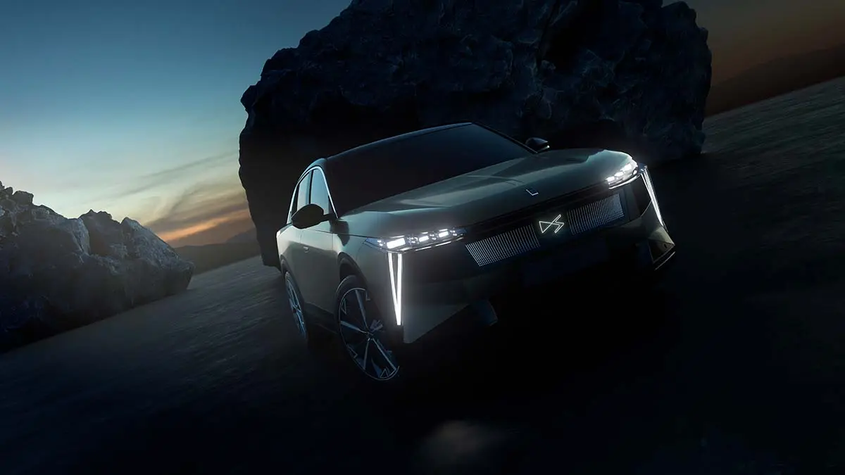 El nuevo DS N&deg;7 el&eacute;ctrico, SUV premium franc&eacute;s, con hasta 740 km de autonom&iacute;a, en un paisaje nocturno junto al mar.