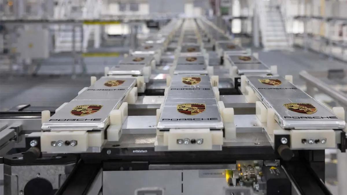 C&aacute;mara que muestra la producci&oacute;n de bater&iacute;as en la planta de Porsche para autos el&eacute;ctricos.