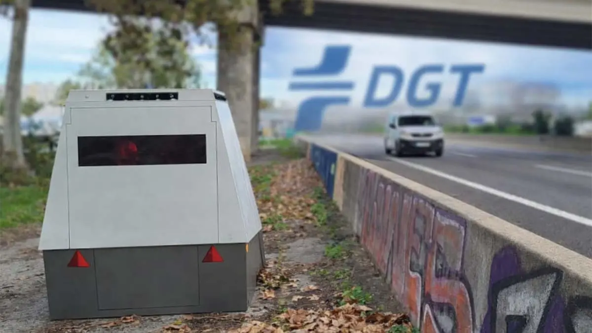 Dispositivo de radar remolque instalado en la carretera para vigilancia y control del tr&aacute;fico.