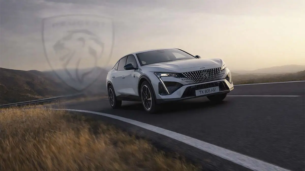 El nuevo Peugeot e-408 2026 en carretera, con dise&ntilde;o innovador y tecnolog&iacute;a el&eacute;ctrica avanzada.