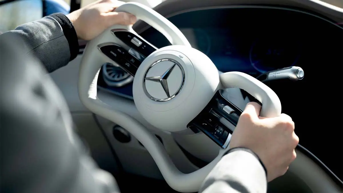 Nuevo volante tipo Yoke de Mercedes-Benz para el EQS 