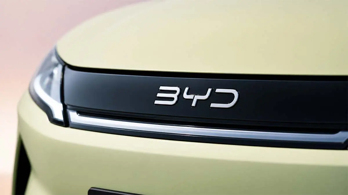 Coche el&eacute;ctrico chino detalle en el logo de BYD
