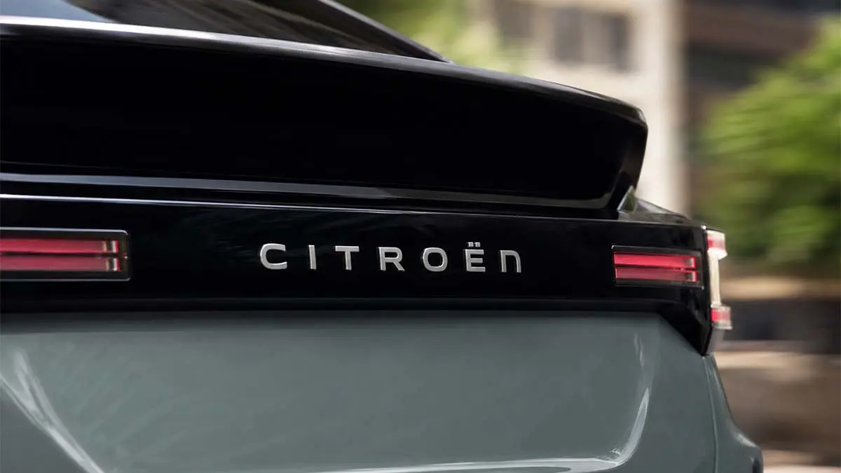 Detalle marca Citro&euml;n en un e-C4