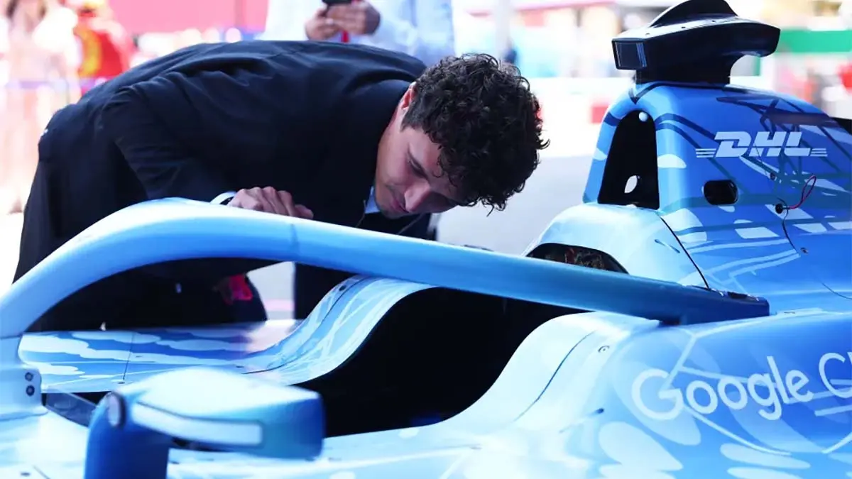 Lando Norris observando el interior de un F&oacute;rmula E