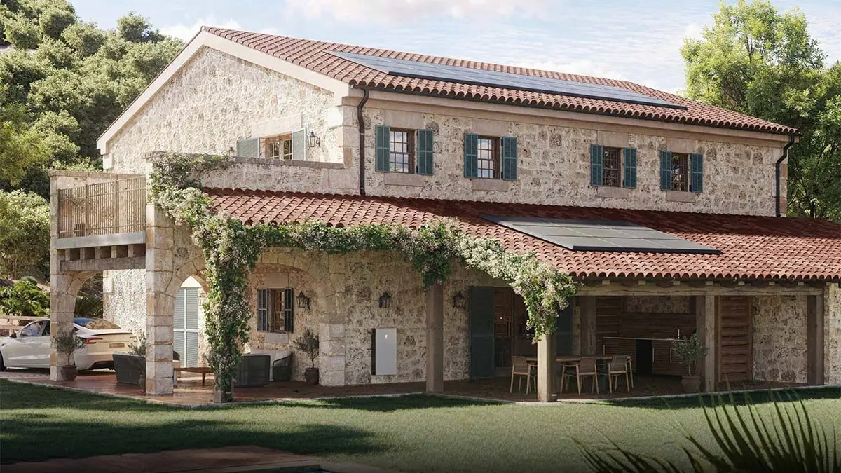 Powerwall 3 de Tesla instalado en una casa con paneles solares