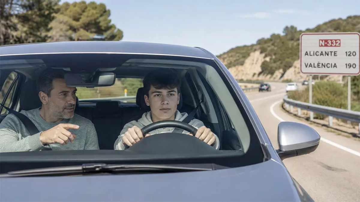 Joven de 17 a&ntilde;os conduciendo acompa&ntilde;ado de un adulto en Espa&ntilde;a