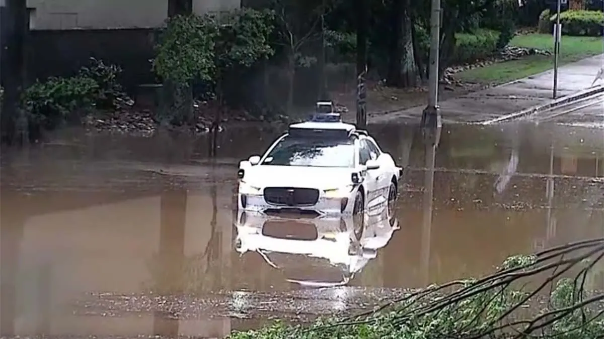 Waymo - calle inundada 