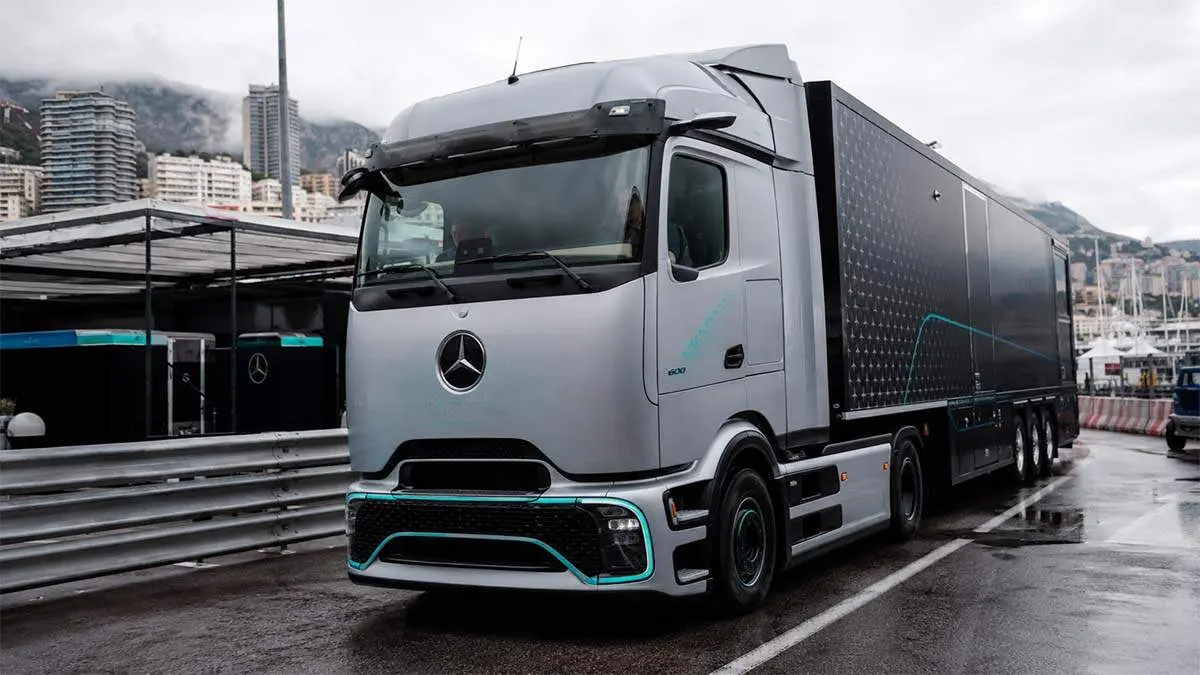 Cami&oacute;n el&eacute;ctrico del equipo Mercedes de la F&oacute;rmula Uno