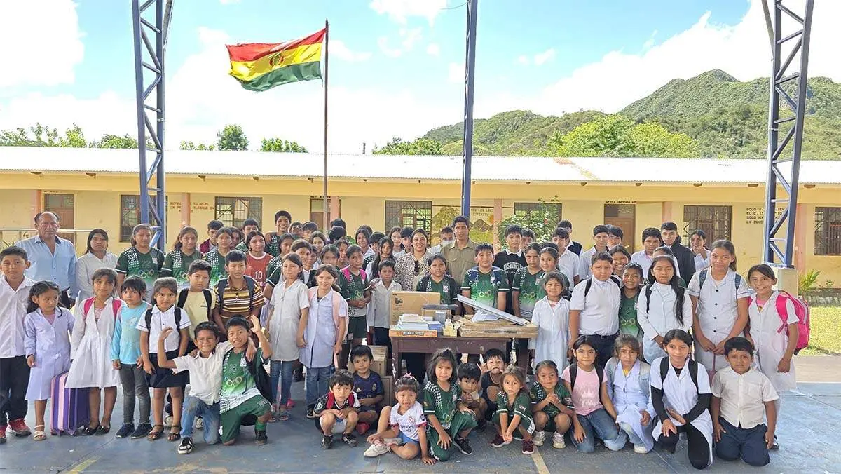Starlink ofrece internet a diversos colegios en Bolivia