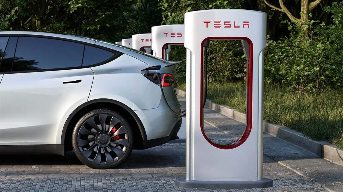 Tesla Model Y cargando en un Supercharger