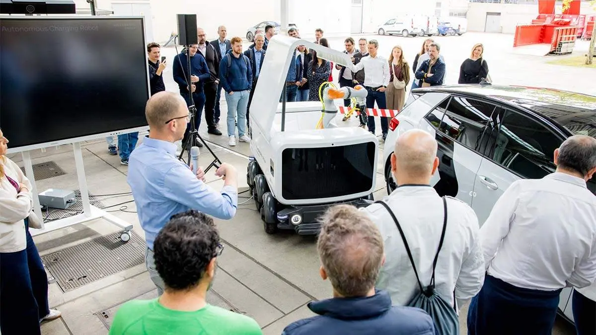 Robot Volkswagen aut&oacute;nomo para cargar coches el&eacute;ctricos