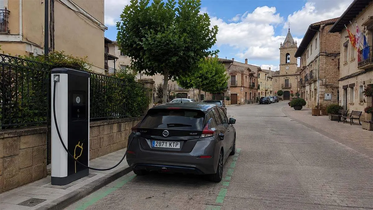 Cargador coche el&eacute;ctrico en un pueblo