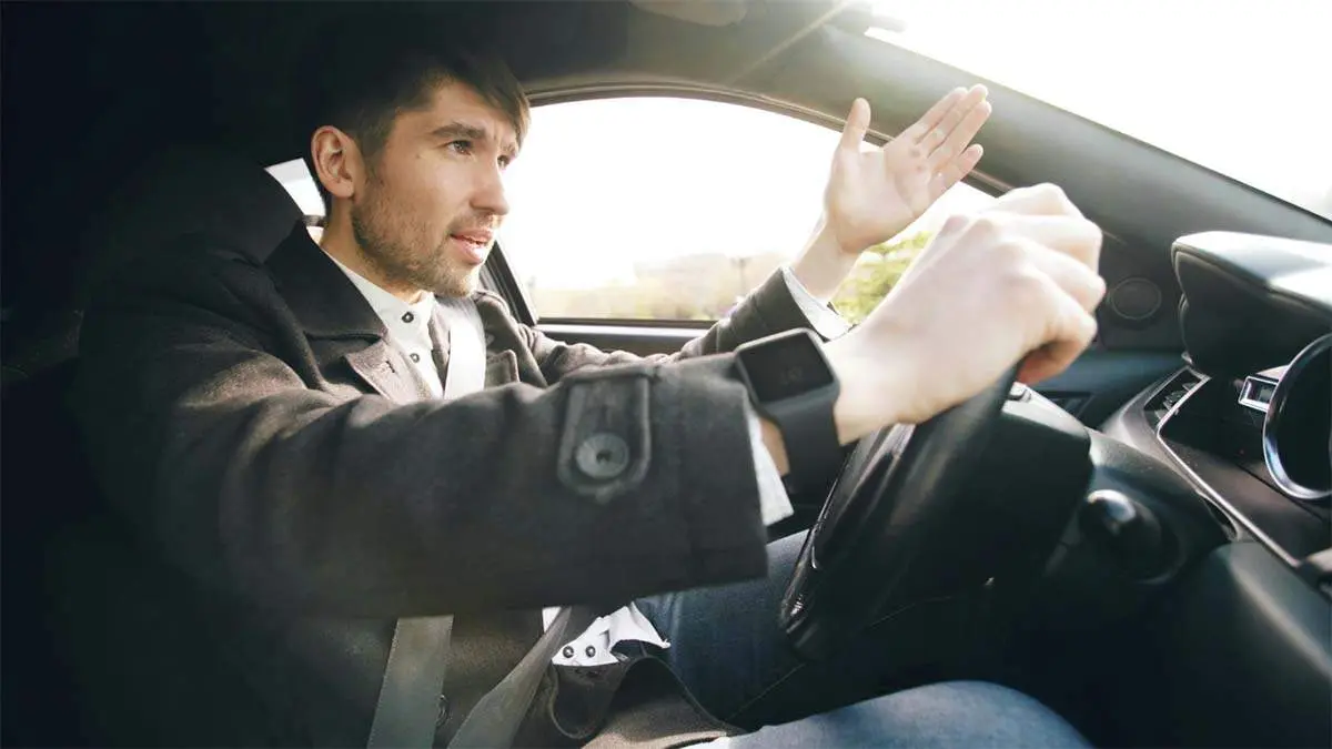 persona-coche-discutiendo
