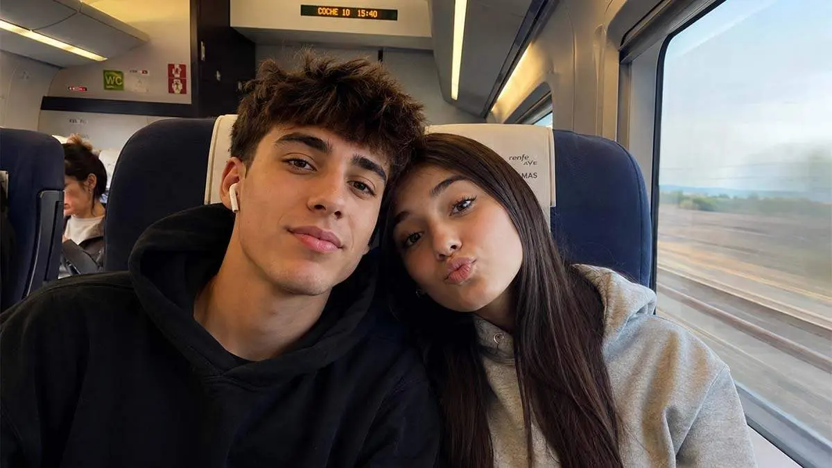 dos-jovenes-viajando-tren-espana