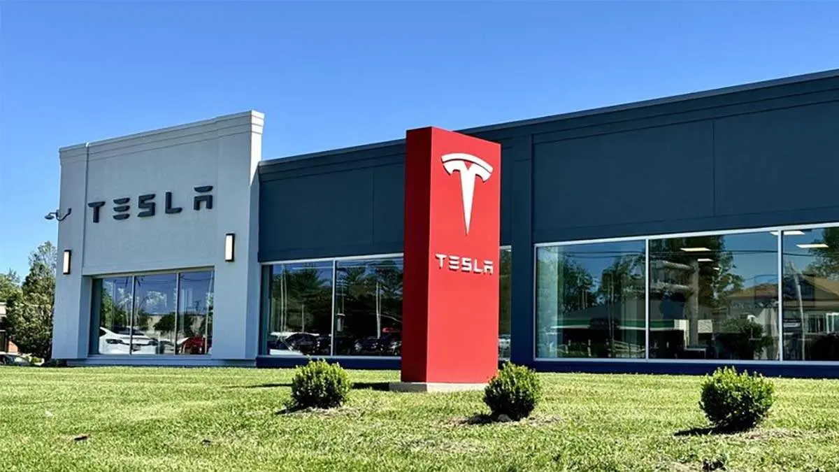 tesla-service-center-totem-rojo