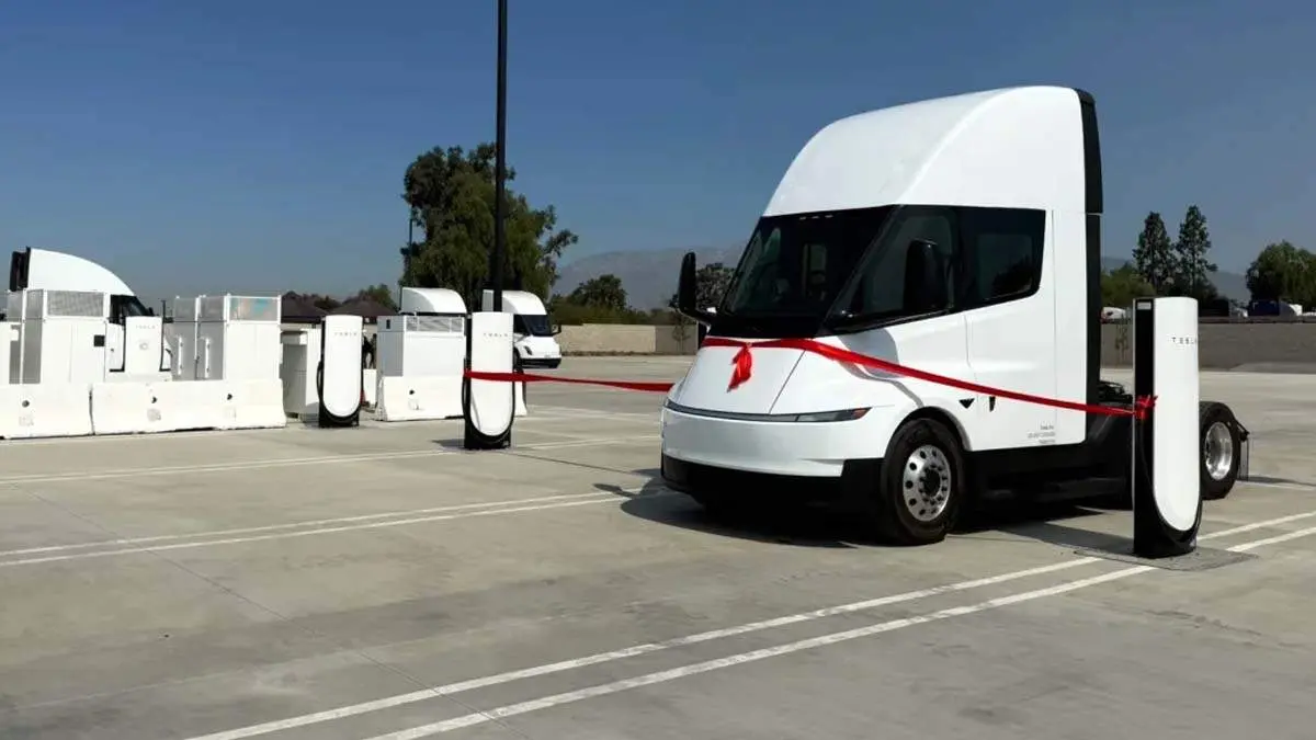tesla-semi-megacharger-publico