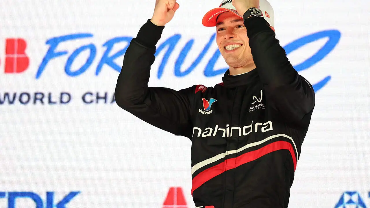 Nyck-de-Vries-celebra-victoria-tokio-formulae