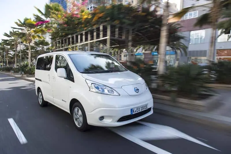 Nissan-e_NV200-conducciendo-ciudad