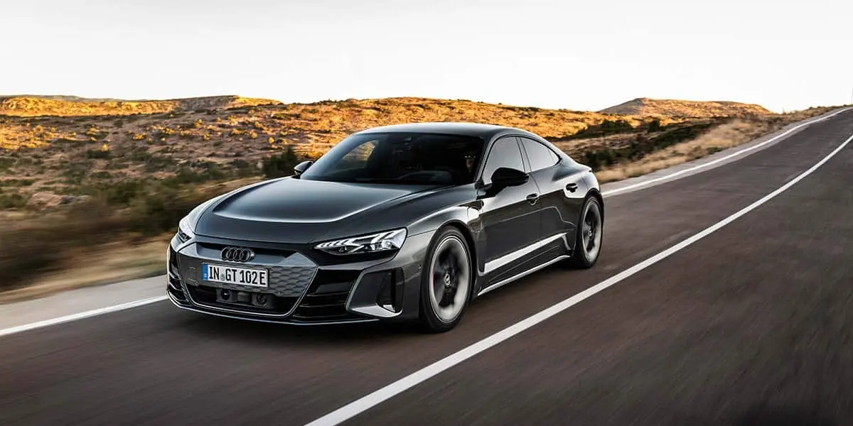 Foto del Audi RS e-Tron GT circulando por una carretera