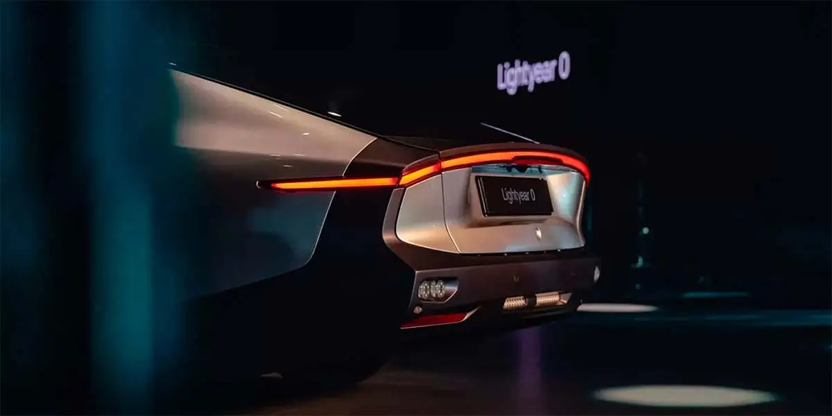 Foto del coche el&eacute;ctrico solar Lightyear 0, parte trasera