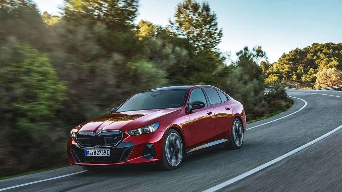 BMW i5 de color rojo
