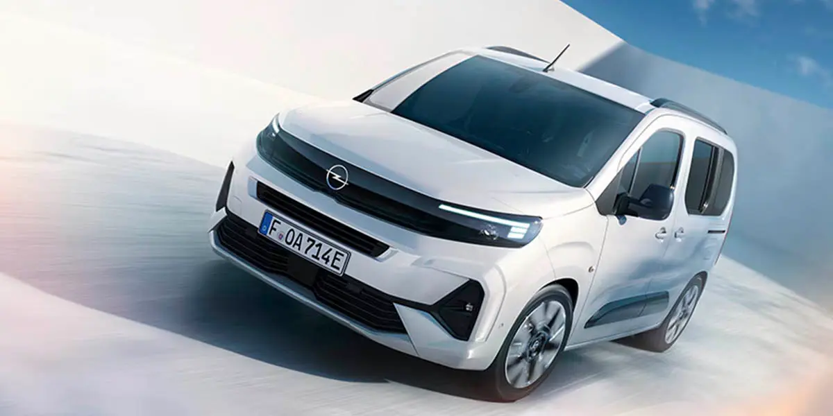 El coche el&eacute;ctrico Opel en movimiento representa la innovaci&oacute;n en movilidad el&eacute;ctrica, con dise&ntilde;o moderno y emisiones cero.