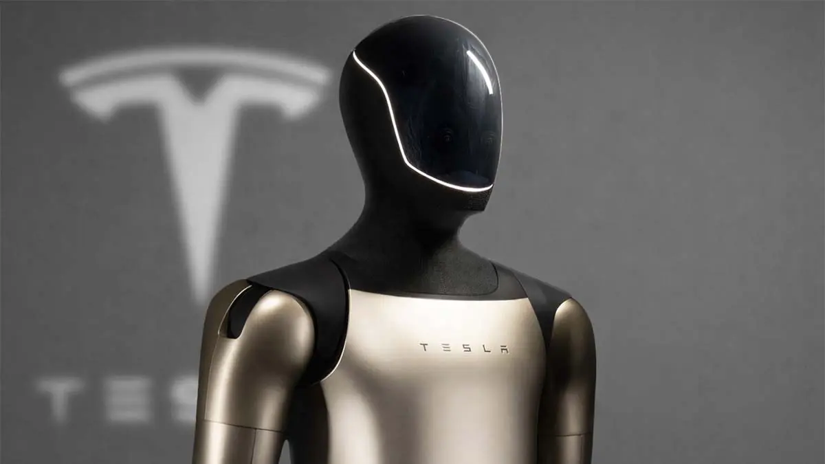 Imagen del robot humanoide Tesla Optimus en una exhibici&oacute;n, destacando los avances en rob&oacute;tica y movilidad el&eacute;ctrica en el contexto de innovaci&oacute;n tecnol&oacute;gica.