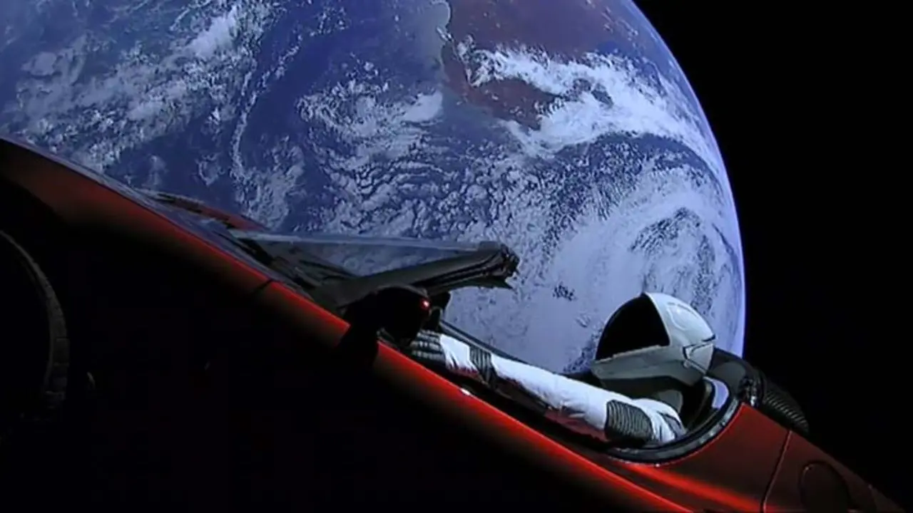 Imagen del Tesla Roadster pilotado por Starman y enviado al espacio por Space X