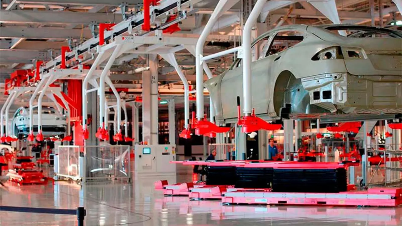 Imagen de la cadena de montaje de Tesla en la Gigafactory de Fremont (California)