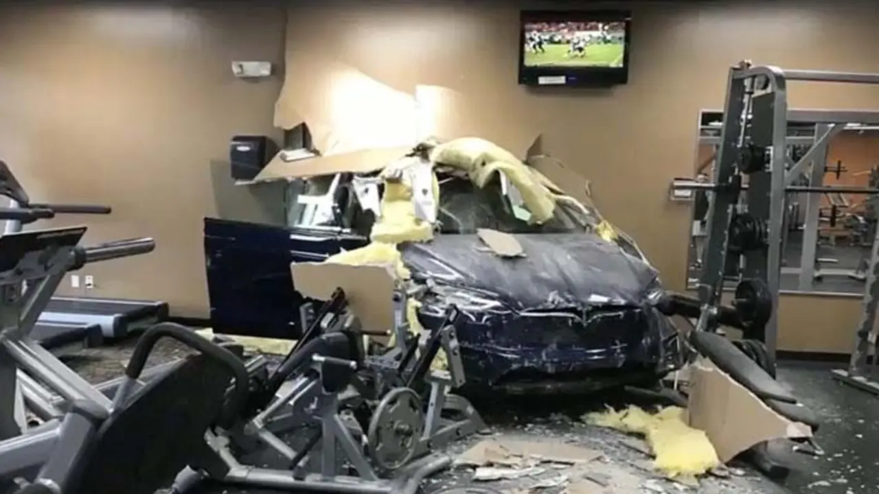 Resultado en el que ha quedado el Tesla Model X accidentado en el gimnasio de Florida