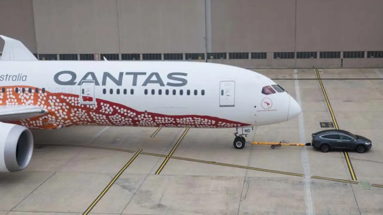 Model X remolcando a un Boeing 787-9 Dreamliner