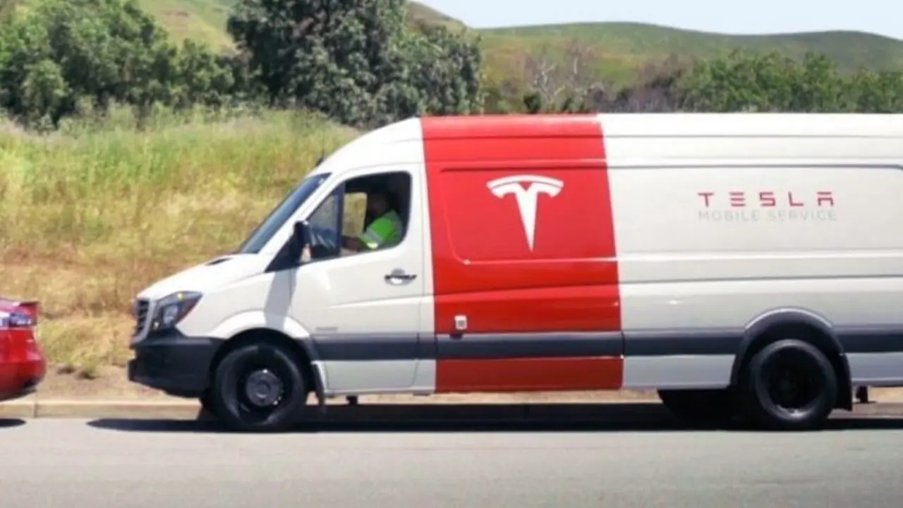 Tesla-Mobile-Service01