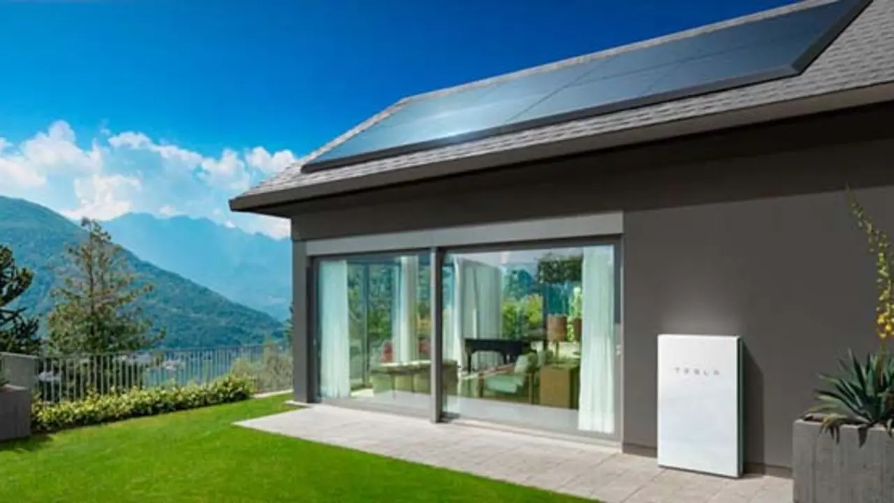Powerwall de Tesla con placas solares en una vivienda