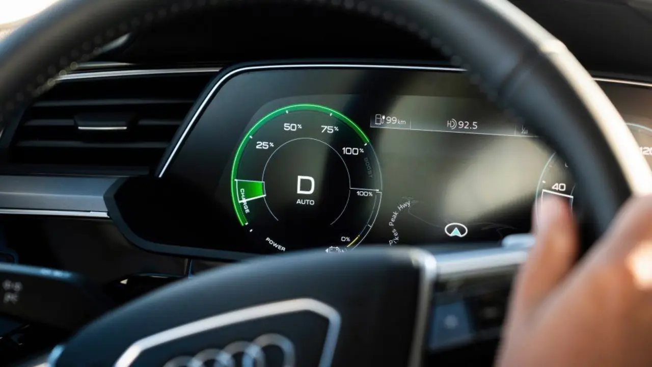 Audi e-tron en una prueba de frenada regenerativa