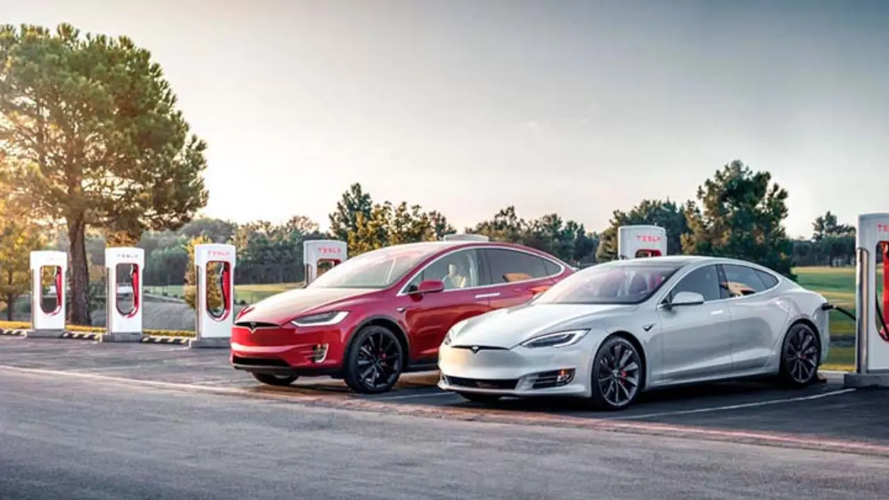 Tesla Model S y Model X cargando en Supercharger