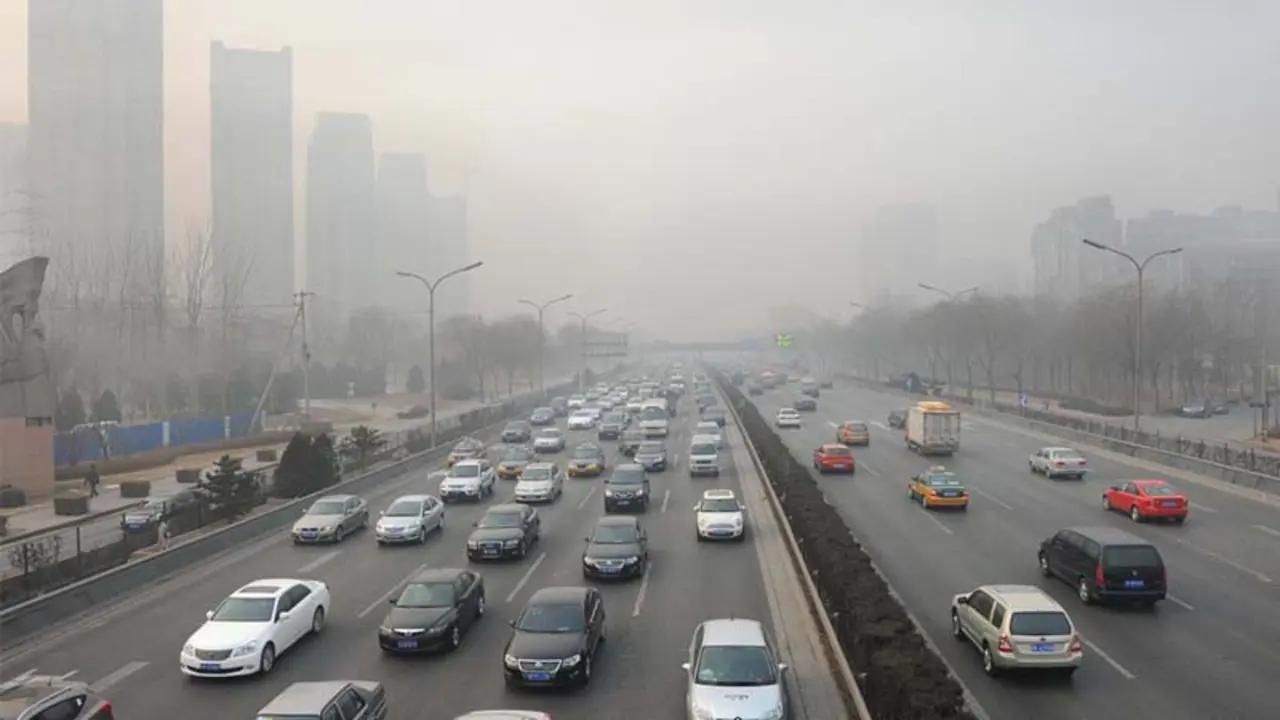 Ejemplo de contaminaci&oacute;n de los coches en las ciudades