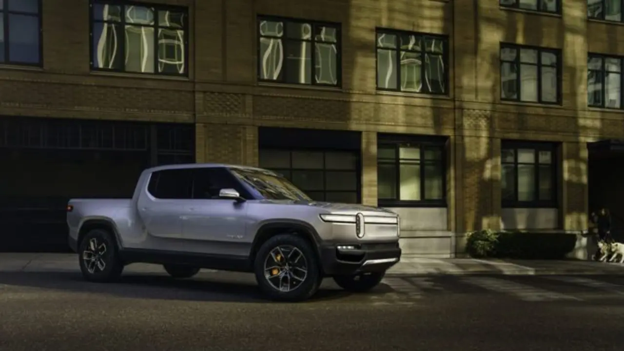 Rivian-R1T_circulando