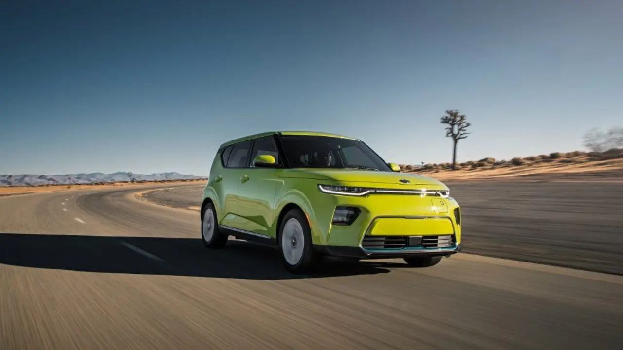 KIA_Soul_EV-Amarillo-circulando-carretera