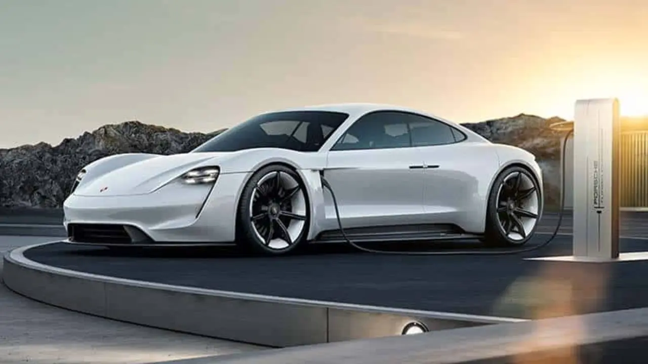 Futuro Porsche Taycan cargando