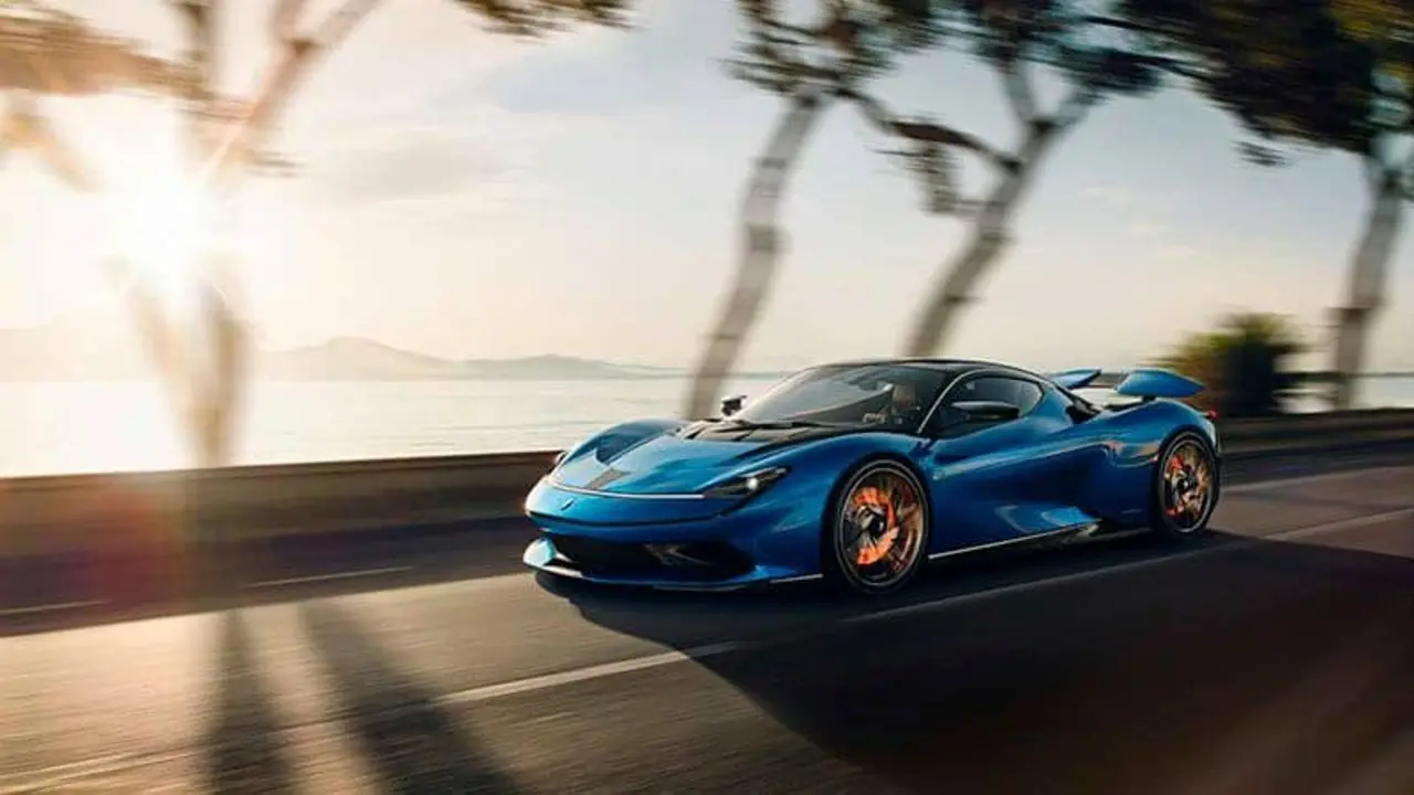 Pininfarina Battista de color azul