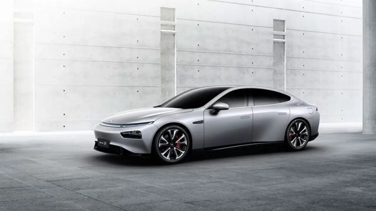 Xpeng P7 vista lateral