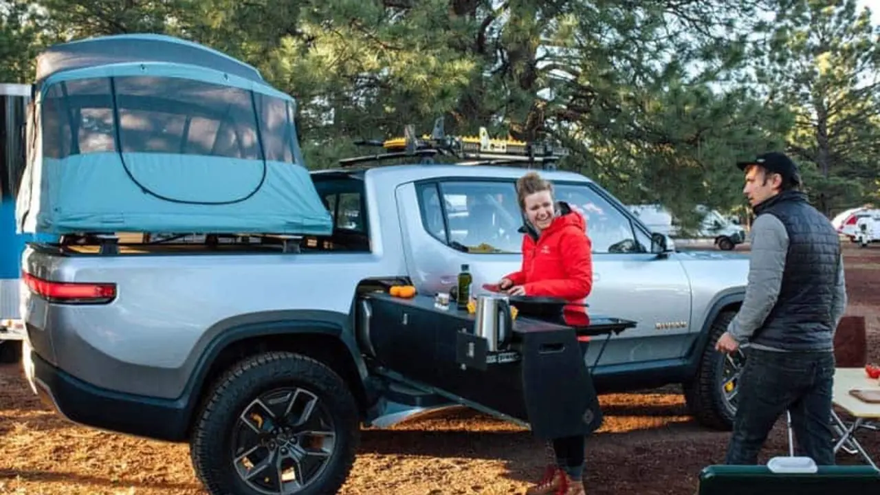 Rivian-camioneta-electrica-version-camper-acampada-tienda-campana