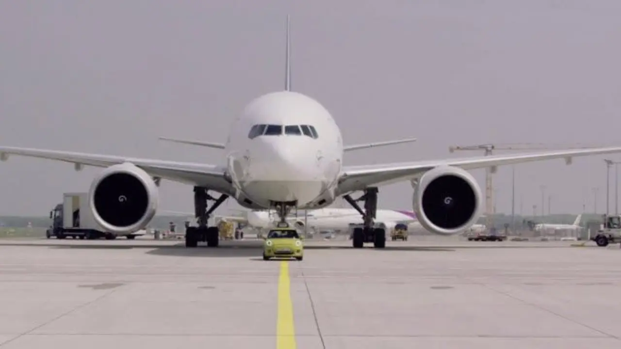 mini-electric-remolcando-boeing-777F