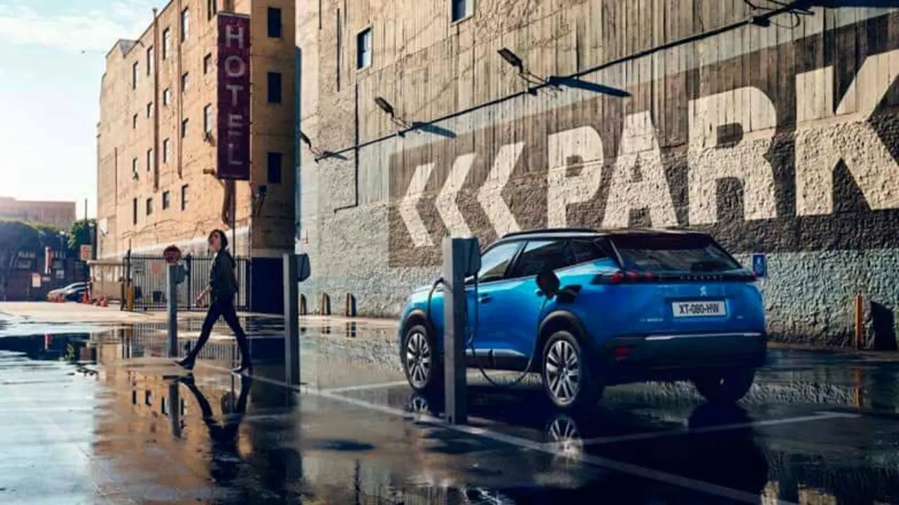 Peugeot-e_2008-suv-color-azul-cargando