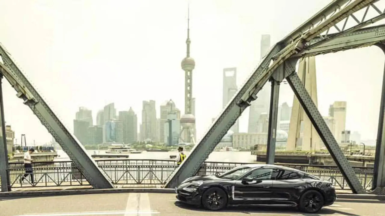 porsche-taycan-shanghai-recorriendo-calles-shanghai-puente