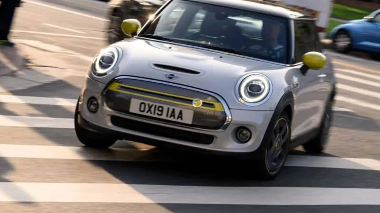 Mini-Electric-SE_movimiento-curva-ciudad