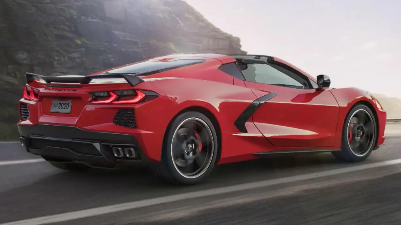 Chevrolet-Corvette-Stingray-2020-combustion
