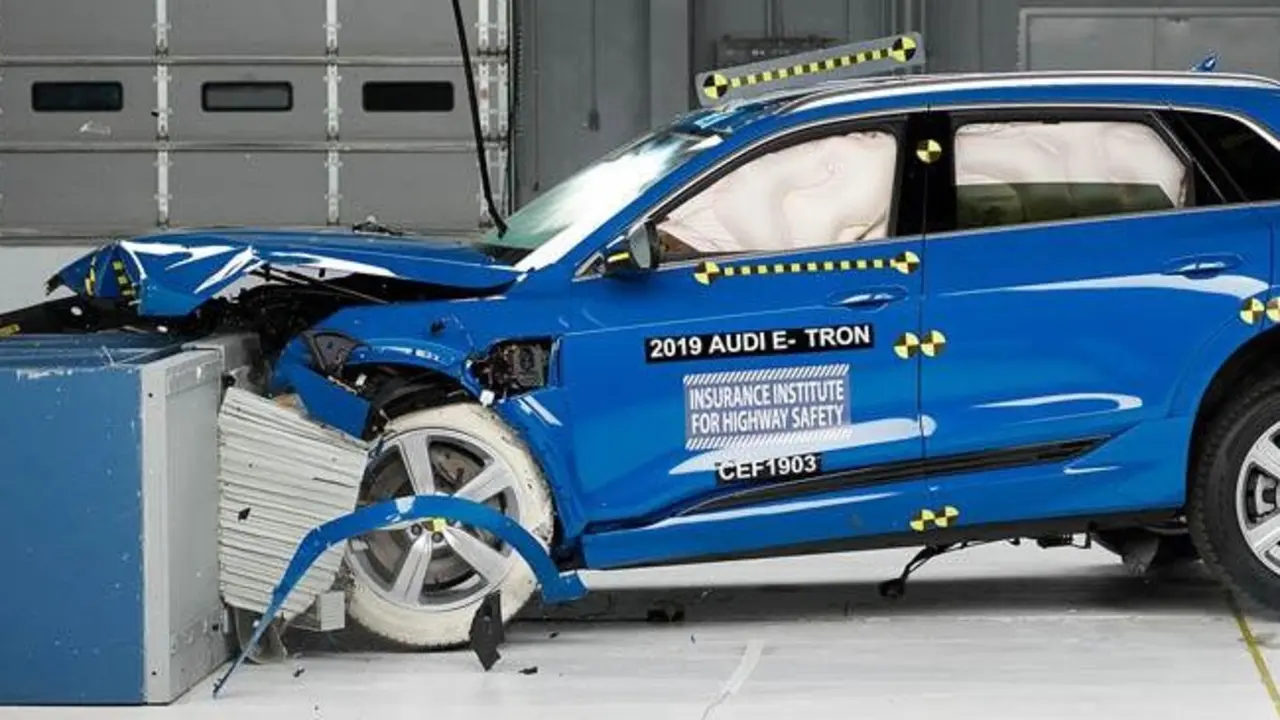 pruebas-seguridad-IIHS-audi-etron_choque-frontal1