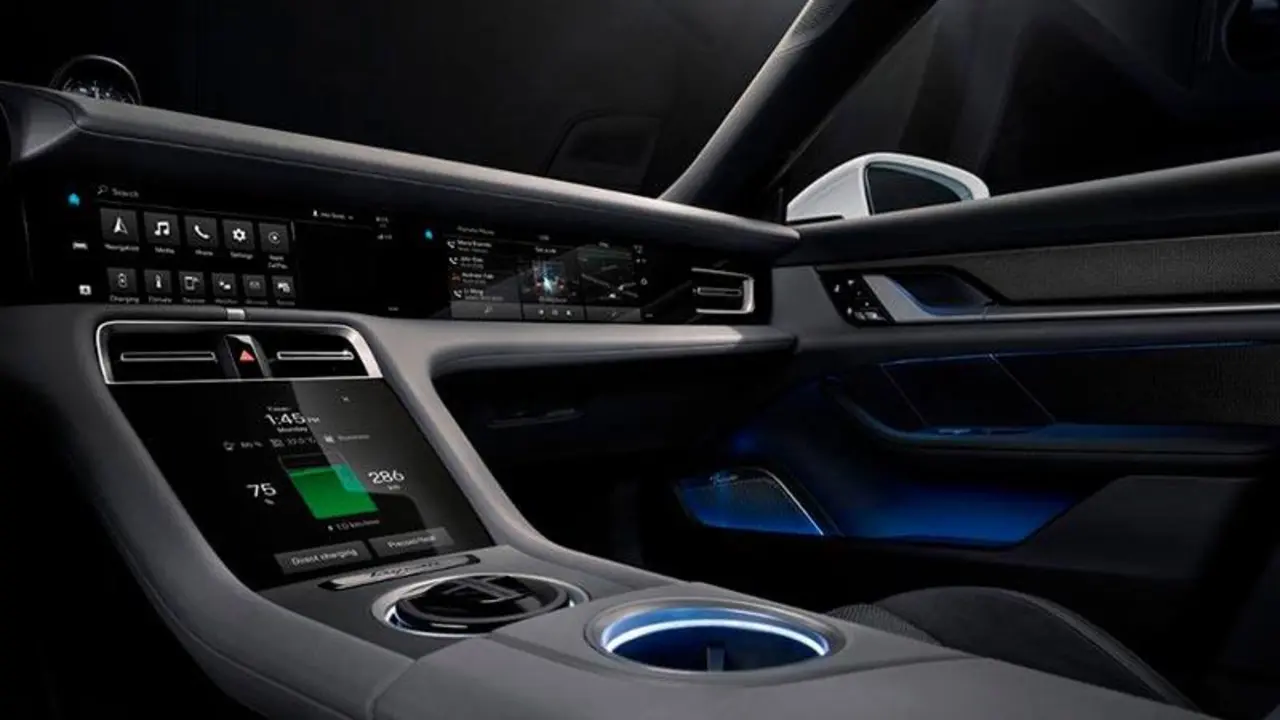 Foto del interior del Porsche Taycan al descubierto